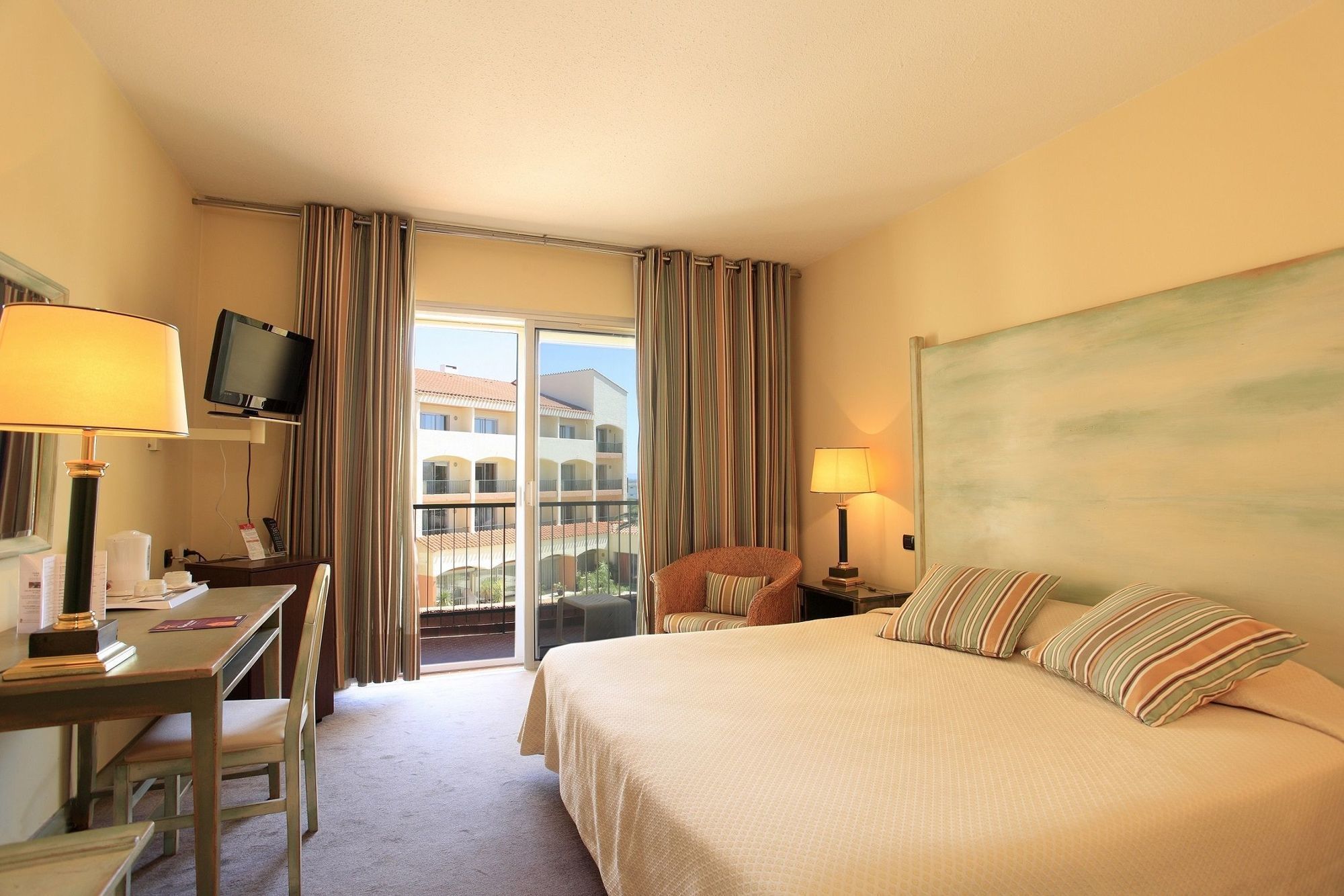 Holiday Inn Perpignan, An Ihg Hotel Экстерьер фото